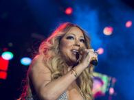 Mariah Carey odważnie pokazuje biust na koncercie 